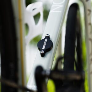 Soporte al portabidón OXFORD para localizador Apple® AirTag™