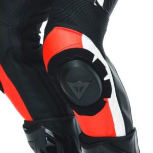 Mono Dainese AVRO 4 CUERO 2 PIEZAS NEGRO-MATE FLUO-ROJO BLANCO